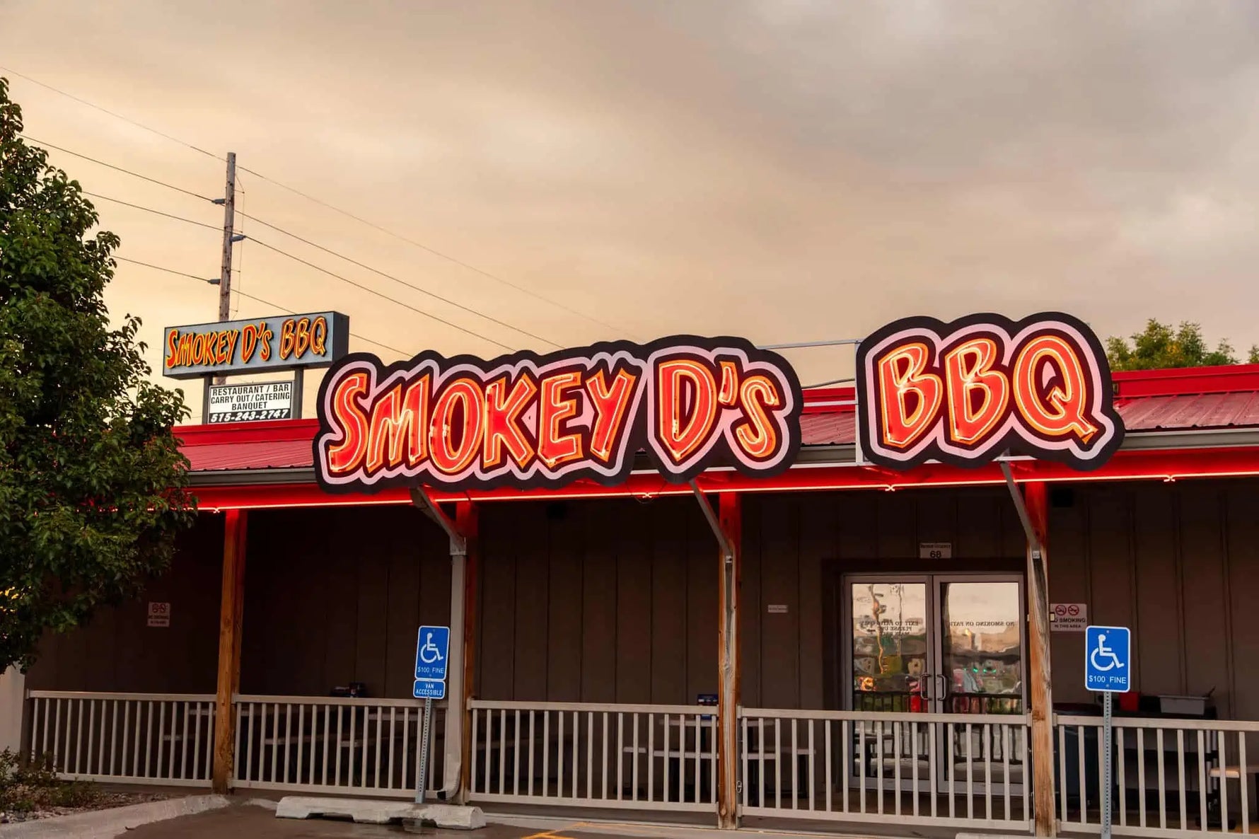 Front entrance of Smokey D’s BBQ restaurant in Des Moines, known for award-winning barbecue and the best lunch catering for offices, events, and gatherings across the metro area